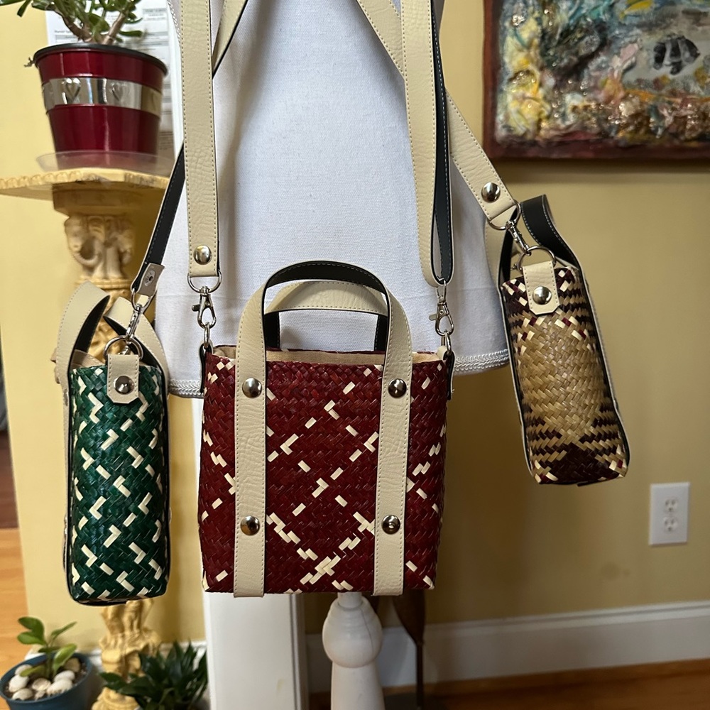 Cross body bag , NWOT have lining inside. So cute good with summer.